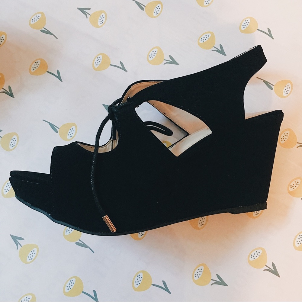Black wedges